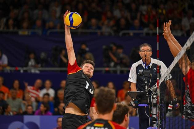 Olympic Games Volleyball GER vs JPN Paris 27 07 2024 Paris 2024, Olympics, Volleyball, South Paris Arena, Men, Germany in black vs Japan in red Ruben Schott, Copyright: xBEAUTIFULxSPORTS TomxBlochx