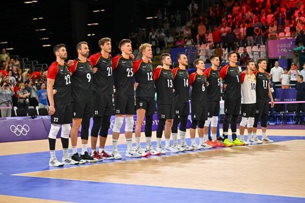 Olympic Games Volleyball GER vs JPN Paris 27 07 2024 Paris 2024, Olympics, Volleyball, South Paris Arena, Men, Germany in black vs Japan in red Team Germany during anthem, Copyright: xBEAUTIFULxSPORTS TomxBlochx