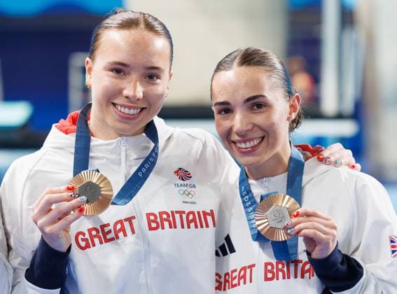 Yasmin Harper and Scarlett Mew Jenson of Great Britain with their Bronze medals after finishing 3rd in the Women s Synchronised 3m Springboard Final. Paris 2024 Olympic Games, Olympische Spiele, Olympia, OS Day One, Paris, France - 27 Jul 2024  Copyright: xRyanxBrowne Shutterstockx 14604200b