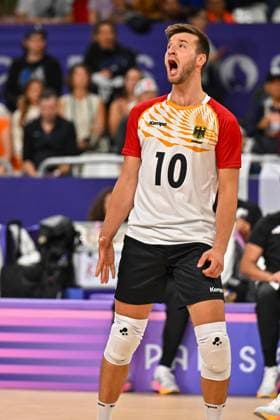 Olympic Games Volleyball GER vs JPN Paris 27 07 2024 Paris 2024, Olympics, Volleyball, South Paris Arena, Men, Germany in black vs Japan in red Julian Zenger, Copyright: xBEAUTIFULxSPORTS TomxBlochx