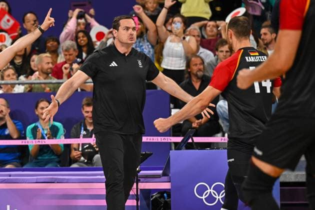 Olympic Games Volleyball GER vs JPN Paris 27 07 2024 Paris 2024, Olympics, Volleyball, South Paris Arena, Men, Germany in black vs Japan in red Co Coach Thomas Bob Ranner with 14 Moritz Karlitzek, Copyright: xBEAUTIFULxSPORTS TomxBlochx