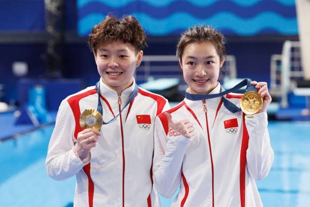 Yani Chang and Yiwen Chen with their Gold medals after finishing 1st in the Women s Synchronised 3m Springboard Final. Paris 2024 Olympic Games, Olympische Spiele, Olympia, OS Day One, Paris, France - 27 Jul 2024  Copyright: xRyanxBrowne Shutterstockx 14604200h