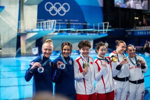 BACON Sarah, COOK Kassidy USA , CHANG Yani, CHEN Yiwen Peoples Republic of China , HARPER Yasmin, MEW JENSEN Scarlett Great Britain at the award ceremony on the podium, FRA, Olympic Games Paris 2024, high diving, 3 meter synchronized diving women, final, 27 07 2024 FRA, Olympic Games Paris 2024, high diving, 3 meter synchronized diving women, final, 27 07 2024 Paris Copyright: xEibner-Pressefoto Memmlerx EP_MMR