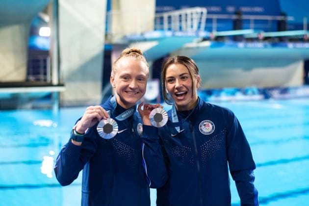 BACON Sarah, COOK Kassidy USA cheer at the award ceremony for 2nd place and silver medal, FRA, Olympic Games Paris 2024, high diving, 3 meter synchronized diving women, final, 27 07 2024 FRA, Olympic Games Paris 2024, high diving, 3 meter synchronized diving women, final, 27 07 2024 Paris Copyright: xEibner-Pressefoto Memmlerx EP_MMR