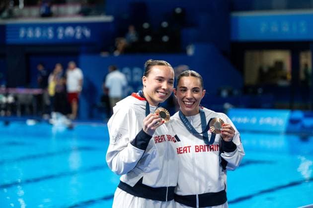 HARPER Yasmin, MEW JENSEN Scarlett Great Britain cheer at the award ceremony for 3rd place and bronze medal, FRA, Olympic Games Paris 2024, high diving, 3 meter synchronized diving women, final, 27 07 2024 FRA, Olympic Games Paris 2024, high diving, 3 meter synchronized diving women, final, 27 07 2024 Paris Copyright: xEibner-Pressefoto Memmlerx EP_MMR