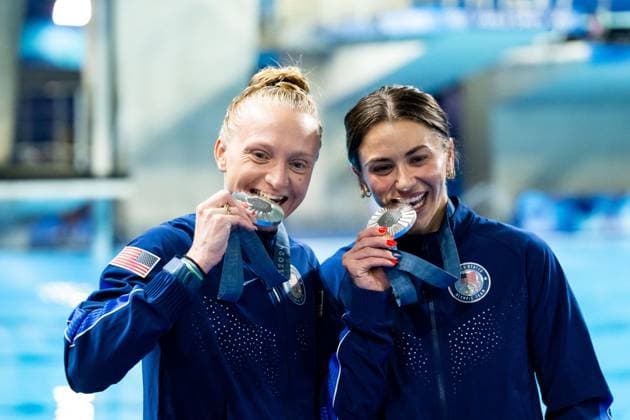 BACON Sarah, COOK Kassidy USA cheer at the award ceremony for 2nd place and silver medal, FRA, Olympic Games Paris 2024, high diving, 3 meter synchronized diving women, final, 27 07 2024 FRA, Olympic Games Paris 2024, high diving, 3 meter synchronized diving women, final, 27 07 2024 Paris Copyright: xEibner-Pressefoto Memmlerx EP_MMR