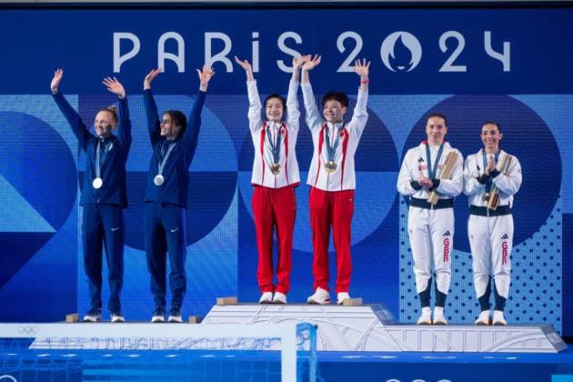 BACON Sarah, COOK Kassidy USA , CHANG Yani, CHEN Yiwen Peoples Republic of China , HARPER Yasmin, MEW JENSEN Scarlett Great Britain cheer on the podium at the award ceremony, FRA, Olympic Games Paris 2024, high diving, 3 meter synchronized diving women, final, 27 07 2024 FRA, Olympic Games Paris 2024, high diving, 3 meter synchronized diving women, final, 27 07 2024 Paris Copyright: xEibner-Pressefoto Memmlerx EP_MMR