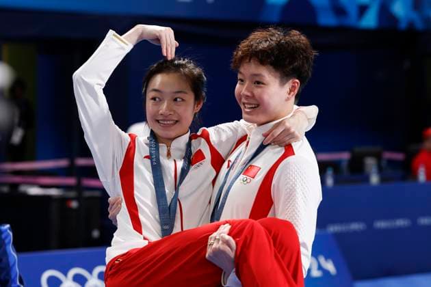 China s divers Yani Chan (L) and Yiwen Chen celebrate after winning the gold medal in the Women s synchronised 3M springboard at the Paris 2024 Olympic Games, Olympische Spiele, Olympia, OS in Paris, France, 27 July 2024. Diving - Women s synchronised 3M springboard !ACHTUNG: NUR REDAKTIONELLE NUTZUNG!  Copyright: xMiguelxTonax EVE6034 20240727-55014256530_1