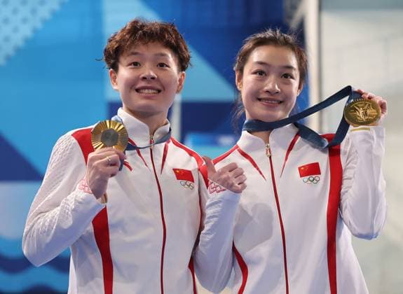 (240727) -- SAINT DENIS, July 27, 2024 -- Gold medalists Chang Yani (R) Chen Yiwen of China celebrate during the awarding ceremony after the women s synchronised 3m springboard final of diving at the Paris 2024 Olympic Games, Olympische Spiele, Olympia, OS in Saint Denis, near Paris, France, on July 27, 2024. ) (PARIS2024)FRANCE-SAINT DENIS-DIVING-WOMEN S SYNCHRONISED 3M SPRINGBOARD--AWARDING CEREMONY ZhangxYuwei 