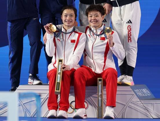 (240727) -- SAINT DENIS, July 27, 2024 -- Gold medalists Chang Yani (L) Chen Yiwen of China pose for photos during the awarding ceremony after the women s synchronised 3m springboard final of diving at the Paris 2024 Olympic Games, Olympische Spiele, Olympia, OS in Saint Denis, near Paris, France, on July 27, 2024. Li Ying) (PARIS2024)FRANCE-SAINT DENIS-DIVING-WOMEN S SYNCHRONISED 3M SPRINGBOARD--AWARDING CEREMONY liying 