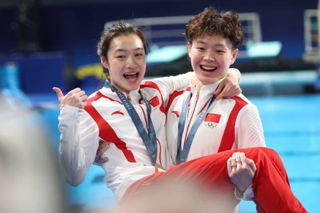 SAINT-DENIS, FRANCE - JULY 27: Gold medalists Chang Yani (L) and Chen Yiwen of Team China celebrate during the awarding ceremony after the Women s Synchronised 3m Springboard Final of Diving on Day 1 of the Paris 2024 Olympic Games, Olympische Spiele, Olympia, OS at the Aquatics Centre on July 27, 2024 in Saint-Denis, France.  Copyright: xVCGx 111509254353