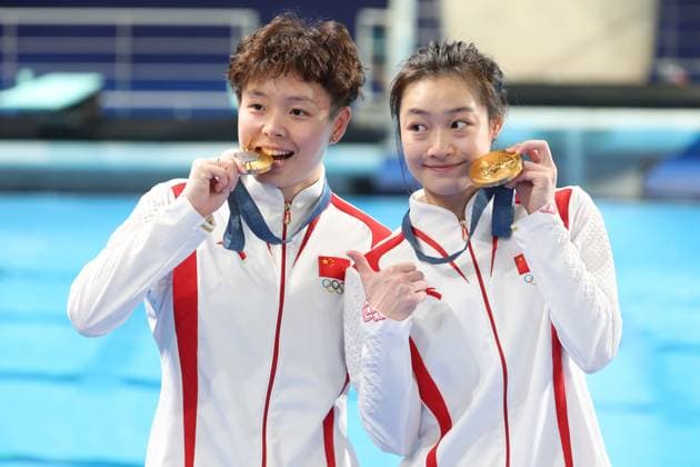 SAINT-DENIS, FRANCE - JULY 27: Gold medalists Chang Yani (R) and Chen Yiwen of Team China celebrate during the awarding ceremony after the Women s Synchronised 3m Springboard Final of Diving on Day 1 of the Paris 2024 Olympic Games, Olympische Spiele, Olympia, OS at the Aquatics Centre on July 27, 2024 in Saint-Denis, France.  Copyright: xVCGx 111509255251