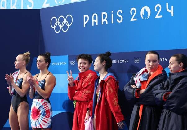 (240727) -- SAINT DENIS, July 27, 2024 -- Chang Yani (3rd R) Chen Yiwen (3rd L) of China celebrate after the women s synchronised 3m springboard final of diving at the Paris 2024 Olympic Games, Olympische Spiele, Olympia, OS in Saint Denis, near Paris, France, on July 27, 2024. Li Ying) (PARIS2024)FRANCE-SAINT DENIS-DIVING-WOMEN S SYNCHRONISED 3M SPRINGBOARD FINAL liying 