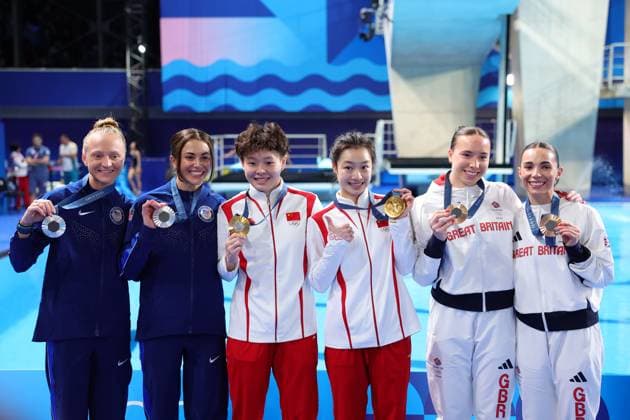 SAINT-DENIS, FRANCE - JULY 27: (L-R) Silver medallists Sarah Bacon and Kassidy Cook of Team United States, gold medalists Chen Yiwen and Chang Yani of Team China, bronze medallists Yasmin Harper and Scarlett Mew Jensen of Team Britain pose for photos during the awarding ceremony after the Women s Synchronised 3m Springboard Final of Diving on Day 1 of the Paris 2024 Olympic Games, Olympische Spiele, Olympia, OS at the Aquatics Centre on July 27, 2024 in Saint-Denis, France.  Copyright: xVCGx 111509254597