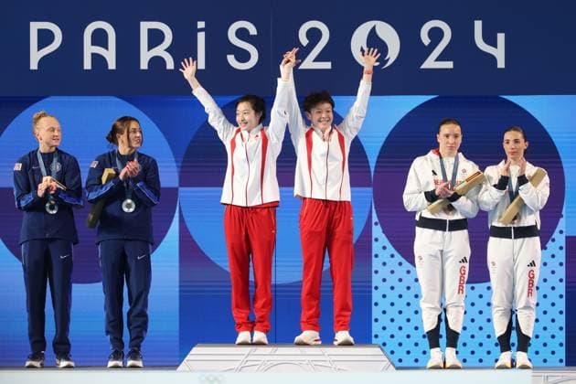 SAINT-DENIS, FRANCE - JULY 27: (L-R) Silver medallists Sarah Bacon and Kassidy Cook of Team United States, gold medalists Chang Yani and Chen Yiwen of Team China, bronze medallists Yasmin Harper and Scarlett Mew Jensen of Team Britain attend the awarding ceremony after the Women s Synchronised 3m Springboard Final of Diving on Day 1 of the Paris 2024 Olympic Games, Olympische Spiele, Olympia, OS at the Aquatics Centre on July 27, 2024 in Saint-Denis, France.  Copyright: xVCGx 111509254015