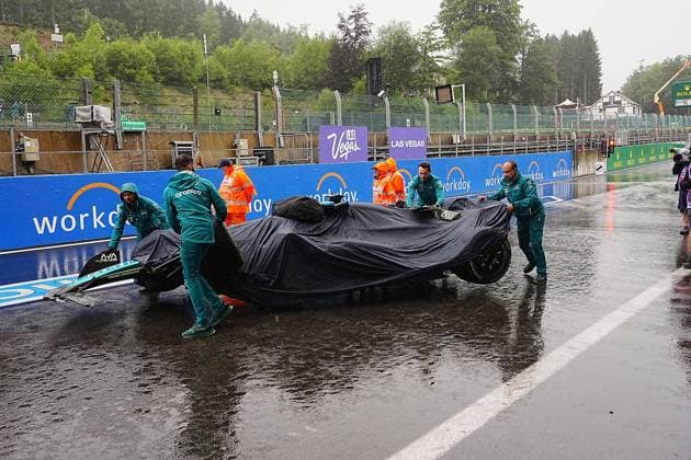 27 07 2024, Circuit de Spa Francorchamps, Spa Francorchhamps, Formula 1 Rolex Belgian Grand Prix 2024 , in the picture mechanics bring the broken car of Lance Stroll CAN , Aston Martin Aramco Cognizant Formula One Team back to the garage Defodi 506 20240727 hbr 2491 Defodi-506