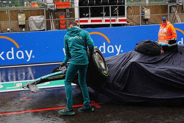 27 07 2024, Circuit de Spa Francorchamps, Spa Francorchhamps, Formula 1 Rolex Belgian Grand Prix 2024 , in the picture mechanics bring the broken car of Lance Stroll CAN , Aston Martin Aramco Cognizant Formula One Team back to the garage Defodi 506 20240727 hbr 2506 Defodi-506