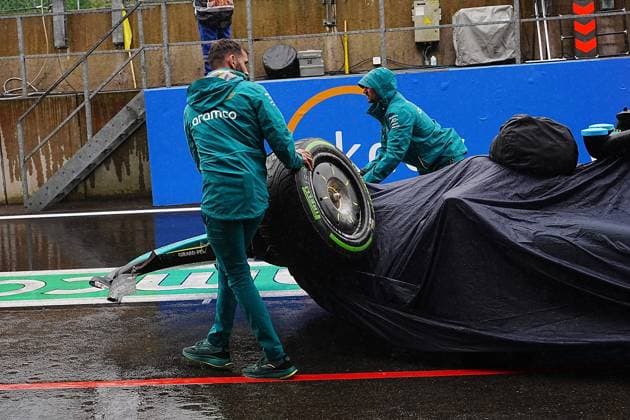Formula 1 Rolex Belgian Grand Prix 2024 27 07 2024, Circuit de Spa Francorchamps, Spa Francorchhamps, Formula 1 Rolex Belgian Grand Prix 2024 , in the picture mechanics bring the broken car of Lance Stroll CAN , Aston Martin Aramco Cognizant Formula One Team back to the garage nordphotoxGmbHx xBratic nph00250
