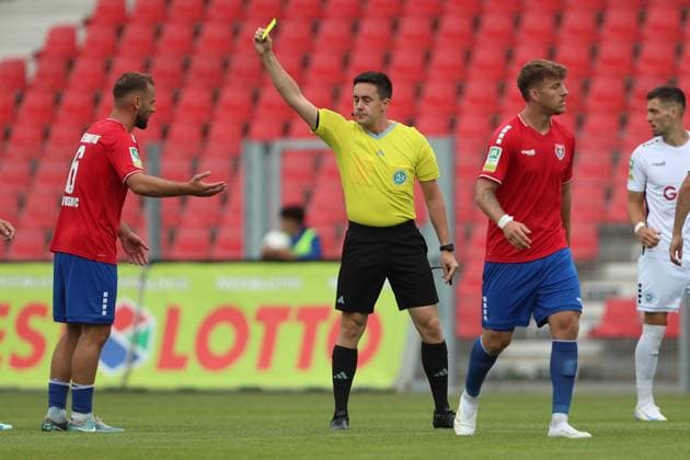 Melvin Ramusovic KFC Uerdingen gets the yellow card, Regionalliga West, KFC Uerdingen vs Sportfreunde Lotte, Grotenburg Stadion on July 27, 2024 in Krefeld, Germany Photo by Oliver Kaelke DeFodi Images Melvin Ramusovic KFC Uerdingen gets the yellow card, Regionalliga West, KFC Uerdingen vs Sportfreunde Lotte, Grotenburg Stadion on July 27, 2024 in Krefeld, Germany Photo by Oliver Kaelke DeFodi Images Defodi 678 2024 07 27 OK KFCSFL 0190 Defodi-678
