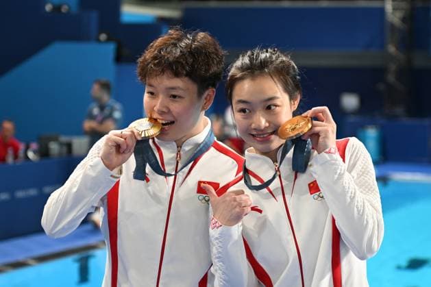 Sport Bilder des Tages 27th July 2024; Paris Olympic Games, Olympische Spiele, Olympia, OS Paris, France, Day 2; Womens 3m synchronised springboard diving final, the medal winners show off their medals Yani Chang and Yiwen Chen of China celebrate with their gold medals  ActionPlus12672584 SimonxWest