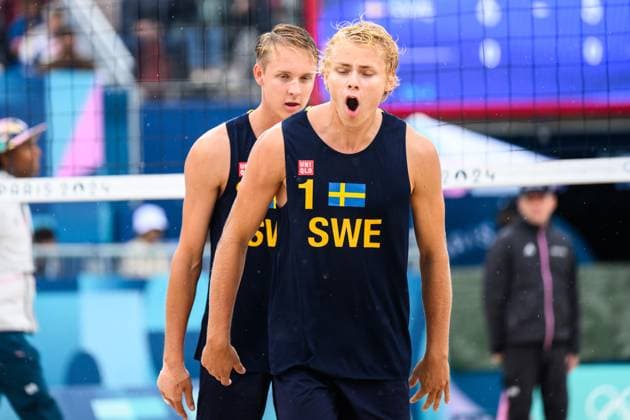 240727 David Ahman of Sweden celebrates during the beach volleyball match between Sweden and Australia during day 1 of the Paris 2024 Olympic Games on July 27, 2024 in Paris Photo Ludvig Thunman BILDBYRAN code LT LT0644 beach volleyball beach volleyball sand volleyball olympic games olympics os ol olympiska spelen olympiske leker paris 2024 paris os paris ol 1 bbeng jubel  Copyright: LUDVIGxTHUNMAN BB240727LT070