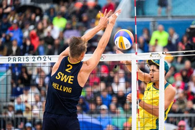 240727 Jonatan Hellvig of Sweden and Mark Nicolaidis of Australia during the beach volleyball match between Sweden and Australia during day 1 of the Paris 2024 Olympic Games on July 27, 2024 in Paris Photo Ludvig Thunman BILDBYRAN kod LT LT0644 beachvolleyboll beach volleyball sandvolleyball olympic games olympics os ol olympiska spel olympiske leker paris 2024 paris os paris ol 1 bbeng  Copyright: LUDVIGxTHUNMAN BB240727LT071