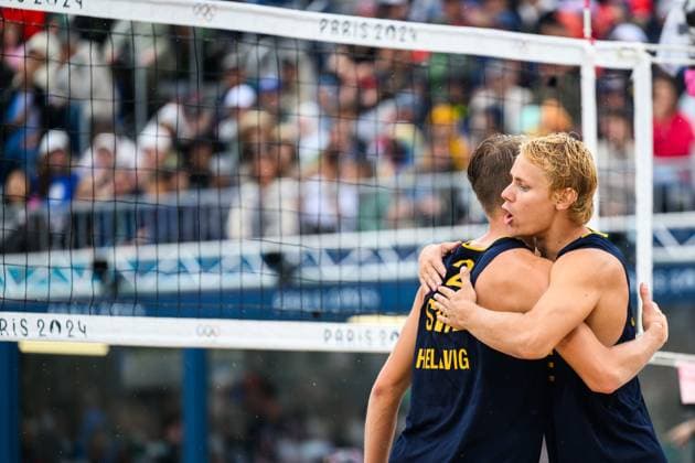 240727 Jonatan Hellvig and David Ahman of Sweden celebrate during the beach volleyball match between Sweden and Australia during day 1 of the Paris 2024 Olympic Games on July 27, 2024 in Paris Photo Ludvig Thunman BILDBYRAN kod LT LT0644 beachvolleyboll beach volleyball sandvolleyball olympic games olympics os ol olympiska spel olympiske leker paris 2024 paris os paris ol 1 bbeng jubel  Copyright: LUDVIGxTHUNMAN BB240727LT073