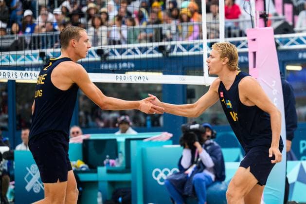 240727 Jonatan Hellvig and David Ahman of Sweden celebrate during the beach volleyball match between Sweden and Australia during day 1 of the Paris 2024 Olympic Games on July 27, 2024 in Paris Photo Ludvig Thunman BILDBYRAN kod LT LT0644 beachvolleyboll beach volleyball sandvolleyball olympic games olympics os ol olympiska spel olympiske leker paris 2024 paris os paris ol 1 bbeng jubel  Copyright: LUDVIGxTHUNMAN BB240727LT074