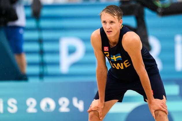 240727 Jonatan Hellvig of Sweden during the beach volleyball match between Sweden and Australia during day 1 of the Paris 2024 Olympic Games on July 27, 2024 in Paris Photo Ludvig Thunman BILDBYRAN code LT LT0644 beachvolleyboll beach volleyball sandvolleyball olympic games olympics os ol olympiska spelen olympiske leker paris 2024 paris os paris ol 1 bbeng  Copyright: LUDVIGxTHUNMAN BB240727LT078