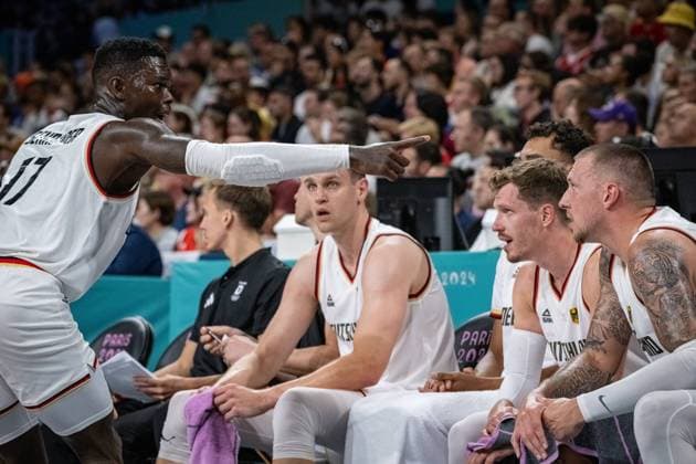 Olympische Spiele Paris 2024 Basketball Lille 27.07.2024 Vorrunde Deutschland (GER) - Japan (JPN) Dennis Schröder Schroeder (Deutschland, No.17) Schröder Schroder Johannes Voigtmann (Deutschland, No.07) Andreas Obst (Deutschland, No.42) Daniel Theis (Deutschland, No.10) *** Olympic Games Paris 2024 Basketball Lille 27 07 2024 Preliminary round Germany GER Japan JPN Dennis Schröder Schroeder Germany, No 17 Schröder Schroder Johannes Voigtmann Germany, No 07 Andreas Obst Germany, No 42 Daniel Theis Germany, No 10