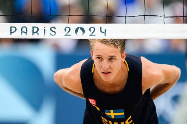 240727 Jonatan Hellvig of Sweden during the beach volleyball match between Sweden and Australia during day 1 of the Paris 2024 Olympic Games on July 27, 2024 in Paris Photo Ludvig Thunman BILDBYRAN code LT LT0644 beachvolleyboll beach volleyball sandvolleyball olympic games olympics os ol olympiska spelen olympiske leker paris 2024 paris os paris ol 1 bbeng  Copyright: LUDVIGxTHUNMAN BB240727LT079