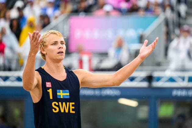 240727 David Ahman of Sweden reacts during the beach volleyball match between Sweden and Australia during day 1 of the Paris 2024 Olympic Games on July 27, 2024 in Paris Photo Ludvig Thunman BILDBYRAN code LT LT0644 beach volleyball beach volleyball sand volleyball olympic games olympics os ol olympiska spelen olympiske leker paris 2024 paris os paris ol 1 bbeng  Copyright: LUDVIGxTHUNMAN BB240727LT081