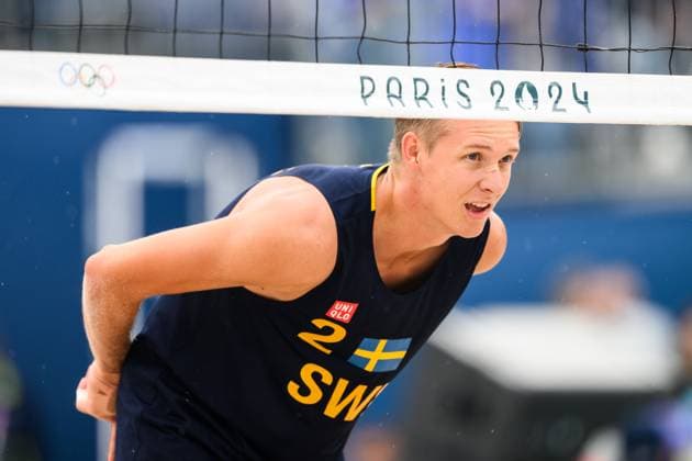 240727 Jonatan Hellvig of Sweden during the beach volleyball match between Sweden and Australia during day 1 of the Paris 2024 Olympic Games on July 27, 2024 in Paris Photo Ludvig Thunman BILDBYRAN code LT LT0644 beachvolleyboll beach volleyball sandvolleyball olympic games olympics os ol olympiska spelen olympiske leker paris 2024 paris os paris ol 1 bbeng  Copyright: LUDVIGxTHUNMAN BB240727LT083