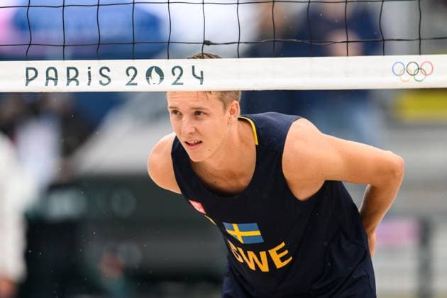 240727 Jonatan Hellvig of Sweden during the beach volleyball match between Sweden and Australia during day 1 of the Paris 2024 Olympic Games on July 27, 2024 in Paris Photo Ludvig Thunman BILDBYRAN code LT LT0644 beachvolleyboll beach volleyball sandvolleyball olympic games olympics os ol olympiska spelen olympiske leker paris 2024 paris os paris ol 1 bbeng  Copyright: LUDVIGxTHUNMAN BB240727LT085