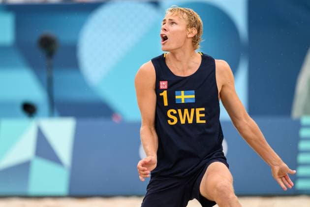 240727 David Ahman of Sweden during the beach volleyball match between Sweden and Australia during day 1 of the Paris 2024 Olympic Games on July 27, 2024 in Paris Photo Ludvig Thunman BILDBYRAN code LT LT0644 beachvolleyboll beach volleyball sandvolleyball olympic games olympics os olympiska spel olympiske leker paris 2024 paris os paris ol 1 bbeng  Copyright: LUDVIGxTHUNMAN BB240727LT086