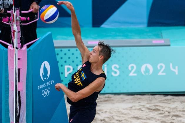 240727 Jonatan Hellvig of Sweden during the beach volleyball match between Sweden and Australia during day 1 of the Paris 2024 Olympic Games on July 27, 2024 in Paris Photo Ludvig Thunman BILDBYRAN code LT LT0644 beachvolleyboll beach volleyball sandvolleyball olympic games olympics os ol olympiska spelen olympiske leker paris 2024 paris os paris ol 1 bbeng  Copyright: LUDVIGxTHUNMAN BB240727LT089