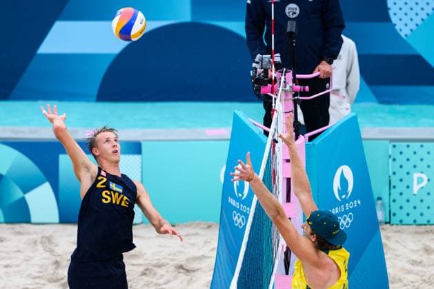 240727 Jonatan Hellvig of Sweden during the beach volleyball match between Sweden and Australia during day 1 of the Paris 2024 Olympic Games on July 27, 2024 in Paris Photo Ludvig Thunman BILDBYRAN code LT LT0644 beachvolleyboll beach volleyball sandvolleyball olympic games olympics os ol olympiska spelen olympiske leker paris 2024 paris os paris ol 1 bbeng  Copyright: LUDVIGxTHUNMAN BB240727LT090