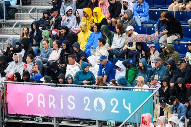 240727 Spectators in the stands during the beach volleyball match between Sweden and Australia during day 1 of the Paris 2024 Olympic Games on July 27, 2024 in Paris Photo Ludvig Thunman BILDBYRAN code LT LT0644 beachvolleyboll beach volleyball sandvolleyball olympic games olympics os ol olympiska spelen olympiske leker paris 2024 paris os paris ol 1 bbeng publik  Copyright: LUDVIGxTHUNMAN BB240727LT094
