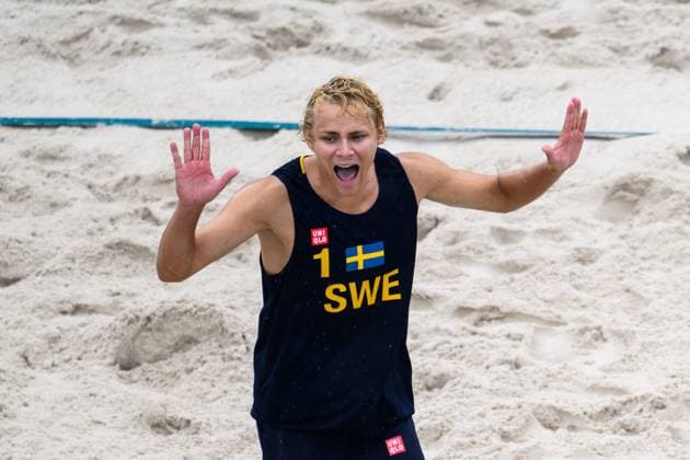 240727 David Ahman of Sweden celebrates during the beach volleyball match between Sweden and Australia during day 1 of the Paris 2024 Olympic Games on July 27, 2024 in Paris Photo Ludvig Thunman BILDBYRAN code LT LT0644 beach volleyball beach volleyball sand volleyball olympic games olympics os ol olympiska spelen olympiske leker paris 2024 paris os paris ol 1 bbeng jubel  Copyright: LUDVIGxTHUNMAN BB240727LT087