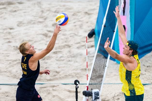 240727 David Ahman of Sweden and Mark Nicolaidis of Australia during the beach volleyball match between Sweden and Australia during day 1 of the Paris 2024 Olympic Games on July 27, 2024 in Paris Photo Ludvig Thunman BILDBYRAN code LT LT0644 beachvolleyboll beach volleyball sandvolleyball olympic games olympics os ol olympiska spel olympiske leker paris 2024 paris os paris ol 1 bbeng  Copyright: LUDVIGxTHUNMAN BB240727LT088