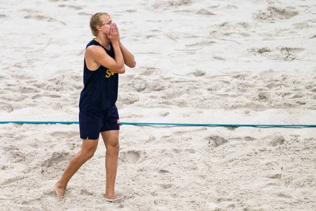 240727 David Ahman of Sweden during the beach volleyball match between Sweden and Australia during day 1 of the Paris 2024 Olympic Games on July 27, 2024 in Paris Photo Ludvig Thunman BILDBYRAN code LT LT0644 beachvolleyboll beach volleyball sandvolleyball olympic games olympics os ol olympiska spel olympiske leker paris 2024 paris os paris ol 1 bbeng genre  Copyright: LUDVIGxTHUNMAN BB240727LT097