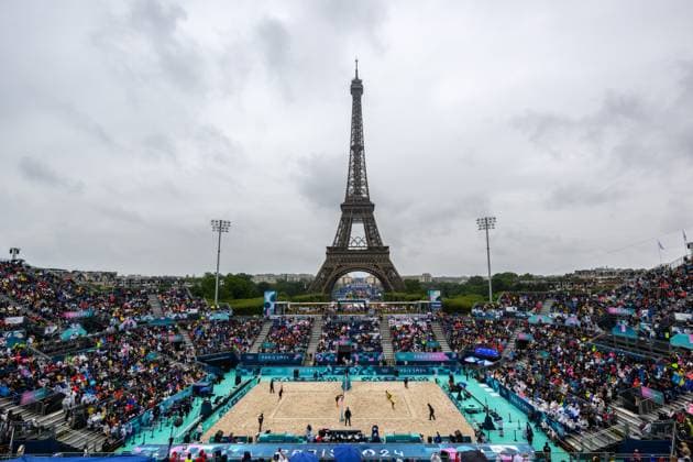 240727 General view of Champ de Mars during the beach volleyball match between Sweden and Australia during day 1 of the Paris 2024 Olympic Games on July 27, 2024 in Paris Photo Ludvig Thunman BILDBYRAN code LT LT0644 beachvolleyboll beach volleyball sandvolleyball olympic games olympics os ol olympiska spelen olympiske leker paris 2024 paris os paris ol 1 bbeng arena  Copyright: LUDVIGxTHUNMAN BB240727LT099