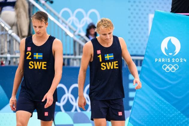 240727 Jonatan Hellvig and David Ahman of Sweden looks dejected during the beach volleyball match between Sweden and Australia during day 1 of the Paris 2024 Olympic Games on July 27, 2024 in Paris Photo Ludvig Thunman BILDBYRAN kod LT LT0644 beachvolleyboll beach volleyball sandvolleyball olympic games olympics os ol olympiska spel olympiske leker paris 2024 paris os paris ol 1 bbeng depp  Copyright: LUDVIGxTHUNMAN BB240727LT100