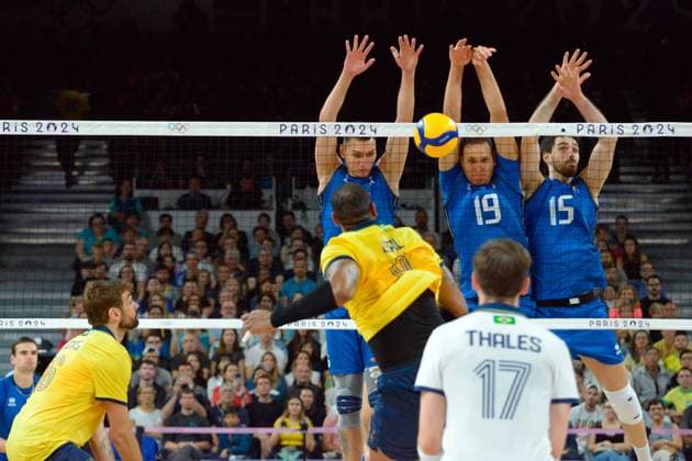 Paris: Action of the match during Men s volleyball - Italy vs Brazil, Olympic Games, Olympische Spiele, Olympia, OS Paris 2024 in Paris, France, July 27 2024 Olympic Games Paris 2024 - Men s volleyball - Italy vs Brazil  - ZUMAp169 20240727_zsa_p169_050 Copyright: xPasqualexGolia IPAxSportx