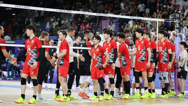 (240727) -- PARIS, July 27, 2024 -- Players of Germany and Japan greet each other after the men s preliminary round volleyball match between Germany and Japan in Paris, France, on July 27, 2024. Li Gang) (PARIS2024)FRANCE-PARIS-VOLLEYBALL-MEN S PRELIMINARY ROUND ligang 