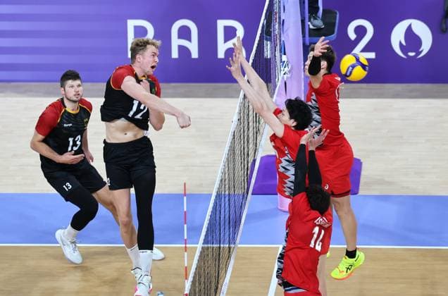 (240727) -- PARIS, July 27, 2024 -- Anton Brehme (2nd L) of Germany spikes the ball during the men s preliminary round volleyball match between Germany and Japan in Paris, France, on July 27, 2024. Li Gang) (PARIS2024)FRANCE-PARIS-VOLLEYBALL-MEN S PRELIMINARY ROUND ligang 