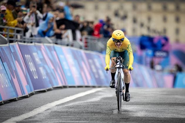 PARIS - Winner Grace Brown (AUS) crosses the finish line during the women s cycling time trial at the Olympic Games, Olympische Spiele, Olympia, OS in the French capital. ANP ROBIN VAN LONKHUIJSEN xVIxANPxSportx xxANPxIVx 504343373 originalFilename: 504343373.jpg