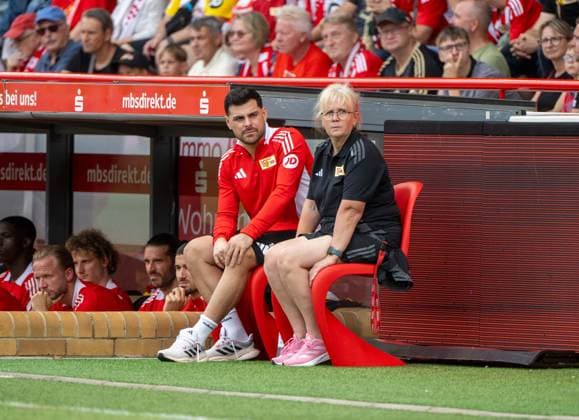Fussball, Herren, Saison 2024 2025, Testspiel, 1. FC Union Berlin, Glasgow Rangers, v. l. Kevin Volland (1. FC Union), Mannschaftsleiterin Susanne Kopplin (1. FC Union) auf der Bank, 27.07. 2024, *** Football, Men, Season 2024 2025, Test match, 1 FC Union Berlin, Glasgow Rangers, f l Kevin Volland 1 FC Union , Team manager Susanne Kopplin 1 FC Union on the bench, 27 07 2024, Copyright: xMatthiasxKochx
