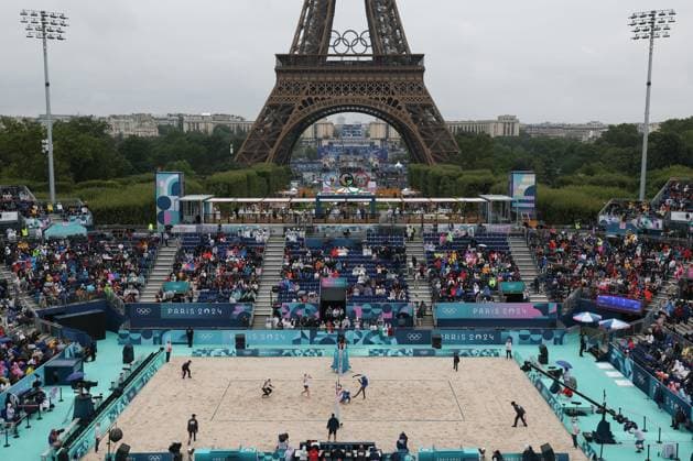 (240727) -- PARIS, July 27, 2024 -- Noslen Diaz Amaro Jorge Luis Alayo Moliner of Cuba and Miles Partain Andrew Benesh of the United States compete during the men s pool D Beach volleyball, Beachvolleyball match between the United States and Cuba at the Paris 2024 Olympic Games, Olympische Spiele, Olympia, OS in Paris, France, on July 27, 2024. Huang Zongzhi) (PARIS2024)FRANCE-PARIS-BEACH VOLLEYBALL-MEN S PRELIMINARY huangzongzhi 