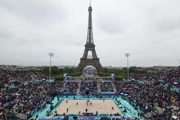 (240727) -- PARIS, July 27, 2024 -- Noslen Diaz Amaro Jorge Luis Alayo Moliner of Cuba and Miles Partain Andrew Benesh of the United States compete during the men s pool D Beach volleyball, Beachvolleyball match between the United States and Cuba at the Paris 2024 Olympic Games, Olympische Spiele, Olympia, OS in Paris, France, on July 27, 2024. Huang Zongzhi) (PARIS2024)FRANCE-PARIS-BEACH VOLLEYBALL-MEN S PRELIMINARY huangzongzhi 
